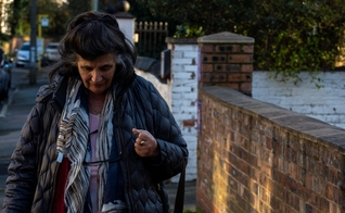 Rosa Lalor, de 76 anos, foi multada e detida por orar em silêncio na rua, na Inglaterra. (Foto: ADF UK).