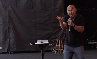 Francis Chan prega no The Send em Kansas City, em 14 de maio de 2022. (Foto: YouTube /The Send Kansas City)