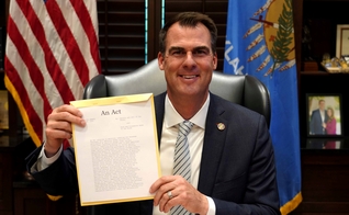 Kevin Stitt: ‘Estou orgulhoso por assinar a lei SB 1503, o Oklahoma Heartbeat Act’. (Foto: Twitter Kevin Stitt)