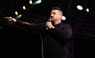 Pastor Felippe Valadão durante evento com programação gospel. (Foto: Prefeitura de Itaboraí/Facebook)