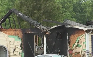 Casa pega fogo e família escapa ilesa. (Foto: Reprodução / WGHP News)