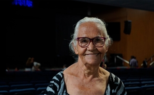 Marina seguiu o som do hino e acabou em um culto ao ar livre, onde se converteu. (Foto: Site Harpa Cristã).