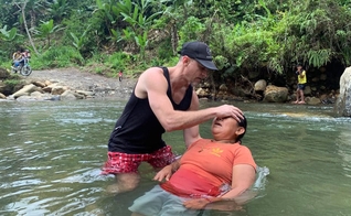 Travis Burkhalter batizou Sarah em um rio na selva colombiana. (Foto: International Mission Board).