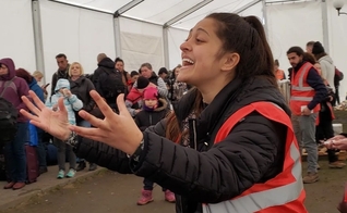 Missionária da Awakening Europe evangelizado refugiados na fronteira da Ucrânia. (Foto: Instagram Michael Job)