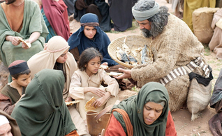 Cena do milagre da multiplicação dos pães e peixes. (Captura de tela FB)