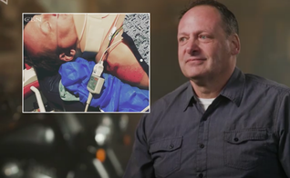 Rob Hull testemunha o milagre que viveu ao sobreviver a acidente de moto. (Captura de tela CBN News)
