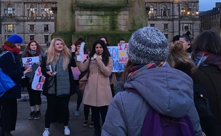 Ativistas pró-aborto, em George Square, Glasgow, Escócia. (Foto: Creative Commons)