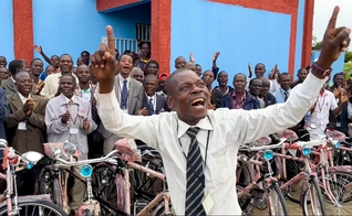 Pastores cantam alegres após doação de bicicletas. (Foto: Marcos Corrêa/Guiame)