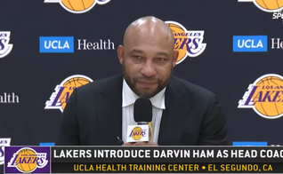 Darvin Ham em entrevista coletiva de apresentação como novo treinador do Los Angeles Lakers. (Captura de tela Los Angeles Lakers)