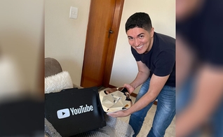 Pastor Antônio Júnior segurando o “botão de diamante”. (Foto: Arquivo pessoal)