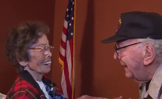 Duane Mann e Peggy Yamaguchi se reencontram após 70 anos. (Captura de tela KETV)