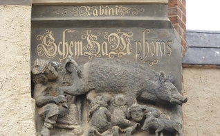 A escultura da porca com os judeus ao redor é retratada na fachada da Stadtkirche, Town Church, em Wittenberg, Alemanha. (Foto: Wikipedia)