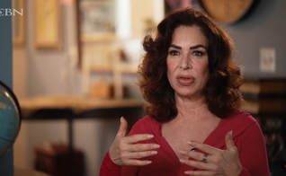 Claudia Wells encontrou cura e paz em Jesus. (Foto: YouTube/The 700 Club Interactive).
