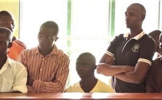 Cristãos no distrito de Mukono, Uganda, assistem enquanto a juíza dá o veredito a assassino de cristãos. (Foto: Morning Star News)
