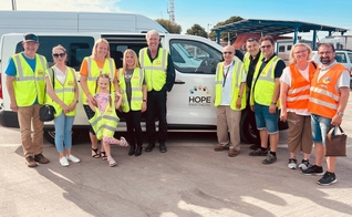 O casal Kirk e Violeta Nowery está de volta à fronteira da Ucrânia para socorrer refugiados. (Foto: Facebook Kirk Nowery)
