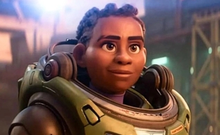 Com beijo lésbico, o desenho da Disney “Lightyear” é proibido em 14 países. (Foto: Divulgação)