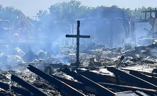 O fogo consumiu toda a estrutura do templo, mas a cruz ficou intacta. (Foto: Wise County Emergency Services Department No. 2).