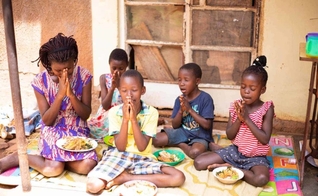 Crianças orando. (Foto: Blog Compassion)
