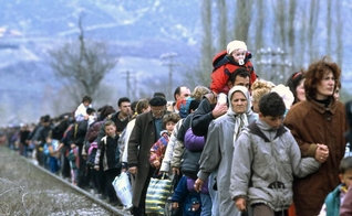 Refugiados de Kosovo fugindo de sua terra natal (Foto: Flickr/United Nations Photo)