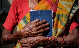 Auntie foi evangelizada com uma Bíblia em áudio, dada por missionários, em uma aldeia remota. (Foto: International Mission Board).
