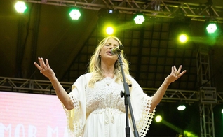 Karina Bacchi lançou sua primeira música cristã “Luz de Jesus”. (Foto: Instagram/Karina Bacchi).