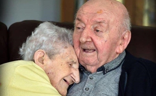 Ada, de 98 anos, abraçada ao seu filho Tom Keating, de 80. (Foto: Reprodução / GOD TV)