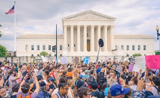 Protesto perante a Suprema Corte em 24 de junho de 2022, Roe v. Wade. (Foto: Reprodução / Wikipedia)