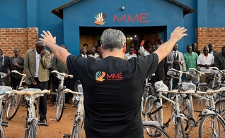 Elias Caetano em oração por pastores africanos. (Foto: Marcos Corrêa/Guiame/MME)