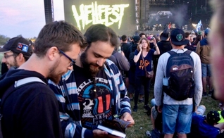Membros do “Metal Mission” evangelizam na 15ª edição do “Hellfest”, na França. (Foto: Metal Mission via Livenet.ch).