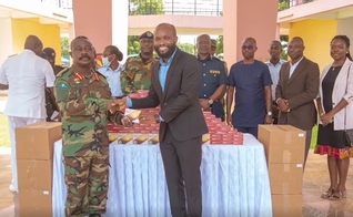 Momento da entrega das Bíblias em áudio, em Gana. (Foto: Captura de tela/Vídeo Missions Box)