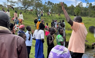 Quenianos experimentam o poder de Deus através da evangelização. (Foto: Reprodução/Christian Aid Mission)