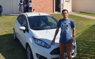 Eric em frente ao seu carro, que usa como ferramenta evangelística. (Foto: Arquivo pessoal)