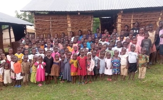 Crianças do orfanato da Igreja Raising Saints, em Mbale. (Foto: cortesia Pr. Sila Simali)