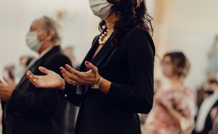 O declínio da fé foi registrado mais entre os jovens adultos e pessoas de esquerda. (Foto: Imagem Ilustrativa/Unsplash/Gabriella Clare Marino).