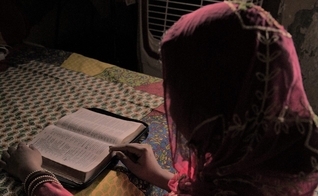 Mehr foi atacada por seus vizinhos na Índia após se converter. (Foto: Open Doors).