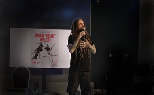 Brian Welch, da banda Korn, fala sobre sua fé em Oslo, Noruega. (Foto: Guiame/Marcos Paulo Corrêa)