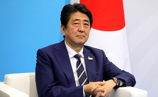Shinzo Abe foi baleado durante um comício político, nesta sexta-feira (8). (Foto: Wikimedia Commons/Kremlin.ru).