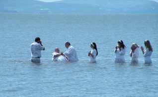 Batismo batista na praia. (Foto ilustrativa: Vladivostok / Creative Commons)