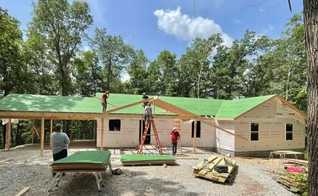 Mike e Susan Phillips foram guiados por Deus para construir um complexo de 10 casas. (Foto: Baptist Press).