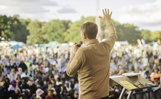 Andrew Palau no palco durante o Festival Manchester, que teve centenas de pessoas se entregando a Jesus. (Foto: The Message Trust)