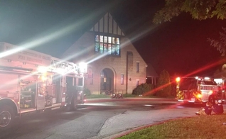 Bombeiros atendem a um incêndio na paróquia de St. Jane Frances de Chantal em Bethesda, Maryland. (Foto: Serviço de Bombeiros e Resgate do Condado de Montgomery)