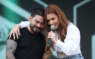 Yudi Tamashiro e sua esposa, a cantora Mila. (Foto: Pedro Flausino/Marcha Para Jesus)