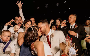 Wagner e Kelly se casaram no sábado (9) e deram seu primeiro beijo no altar. (Foto: Stephanie Gomes).