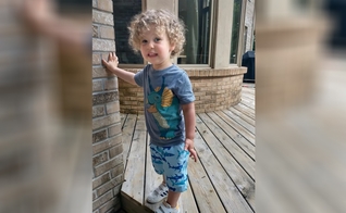 Aiden McCarthy, de 2 anos, ficou órfão depois do massacre nos EUA. (Foto: Reprodução/Chicago Sun Times)