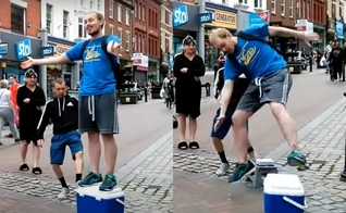 Joe Kirby continuou anunciando o Evangelho com amor aos transeuntes. (Foto: Reprodução/Street Preaching Channel). 