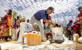 Edgar Sandoval, presidente e CEO da World Vision USA visita a vila de Nakorio, Turkana, onde a World Vision está fazendo distribuições de alimentos. (Foto: Visão Mundial/Jon Warren)