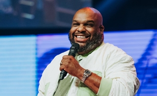 Pastor John Gray é líder da Igreja Relentless. (Foto: Relentless Church/Facebook)