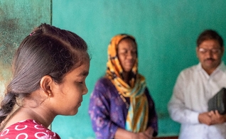  A menina cristã pregou a Palavra de Deus com coragem para sua turma. (Foto: Facebook/The Voice of the Martyrs).