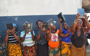 Nigerianos comemoram a chegada de Bíblias em sua aldeia. (Foto: Reprodução/UBS na Nigéria)