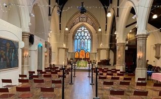 Com paredes grossas e tetos altos, os templos se tornaram um dos lugares mais frescos. (Foto: Facebook/St Luke's Holloway).